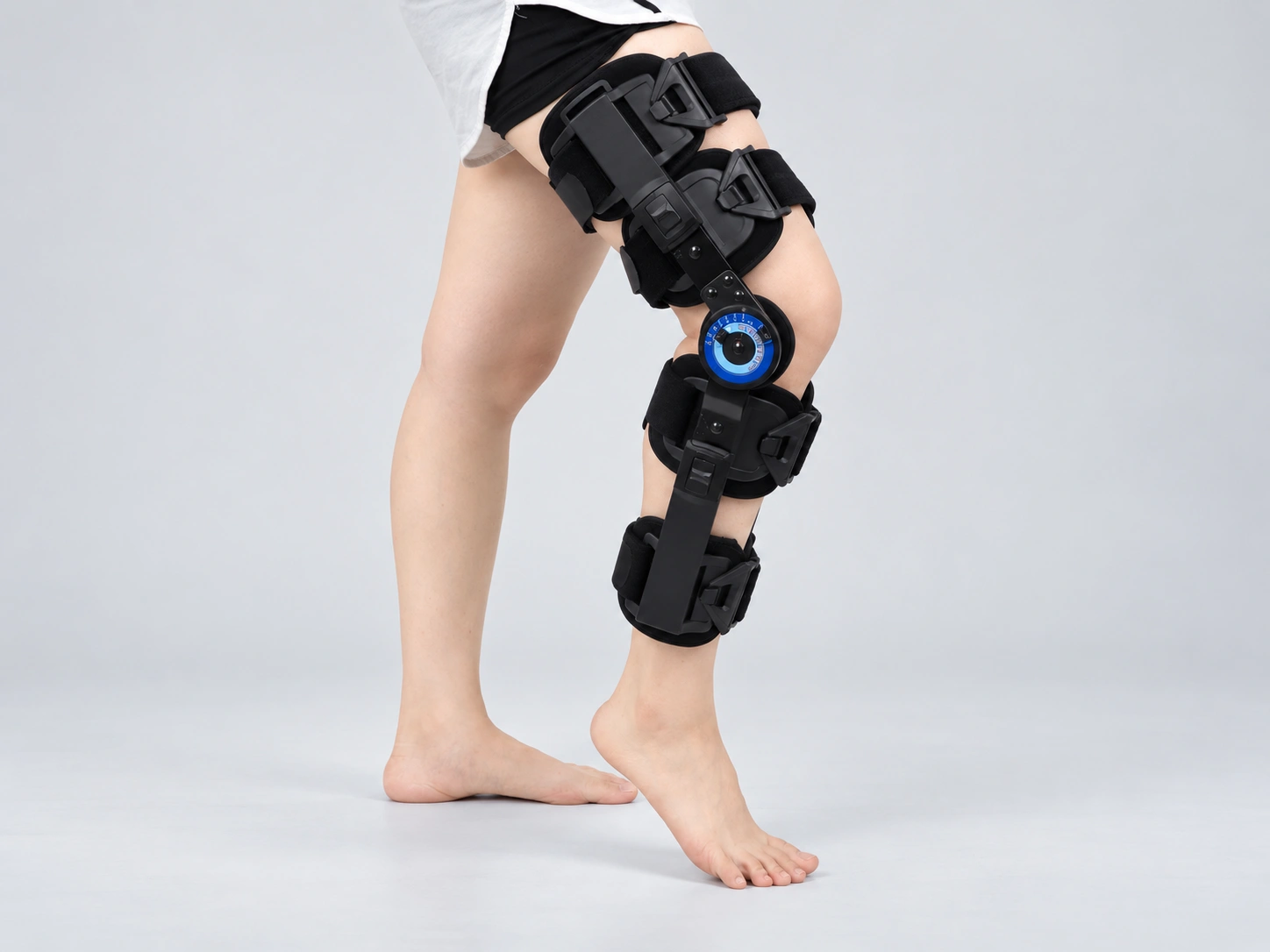 Post-op knee brace with telescoping supports and adjustable hinges